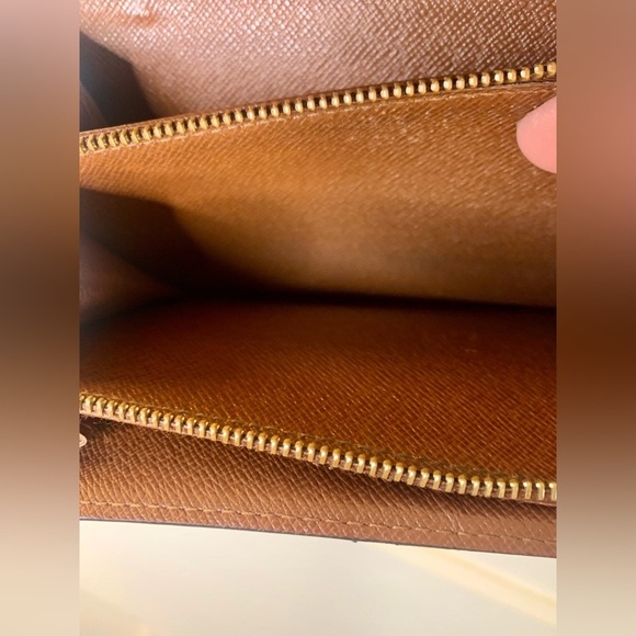 SOLD!! Additional pics!📸Louis Vuitton Monogram Sarah Bifold Long Wallet w/ Chain - Picture 8 of 13